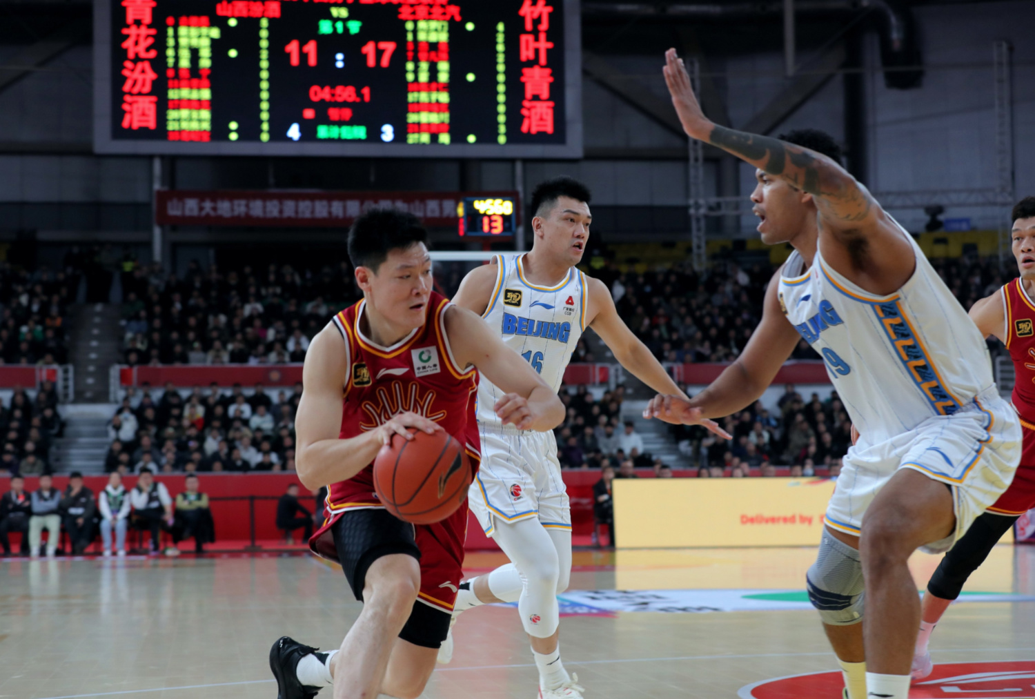 山西队球迷热烈庆祝胜利，壮举震撼全场观众