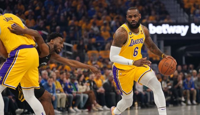 浓眉哥巅峰对决，詹姆斯与80激战美国队分钟，精彩发挥胜负难料！