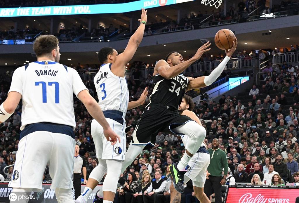 字母哥回归赛场，挺进下一轮首场状态亮眼，独行侠观众沸腾！